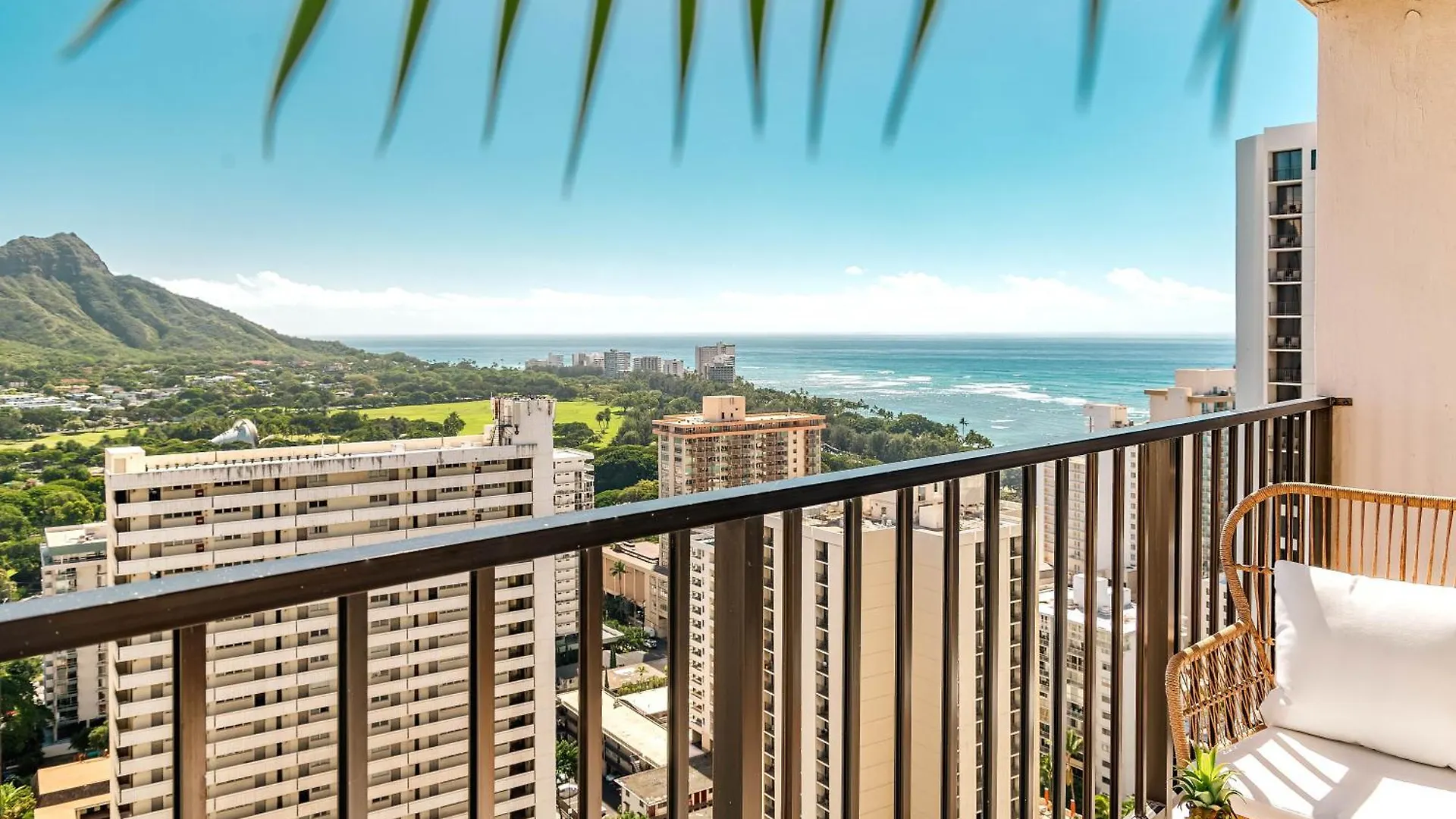 Apartment Waikiki Banyan: Diamond Head And Ocean View Condo! Honolulu