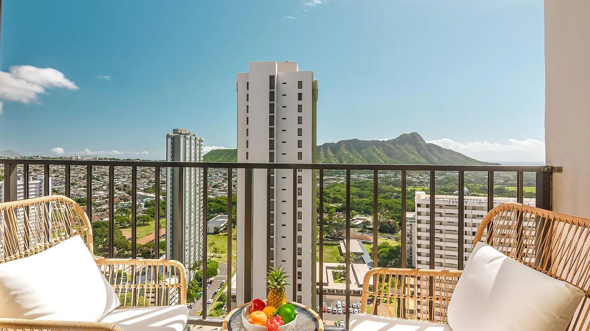 Waikiki Banyan: Diamond Head And Ocean View Condo! Honolulu