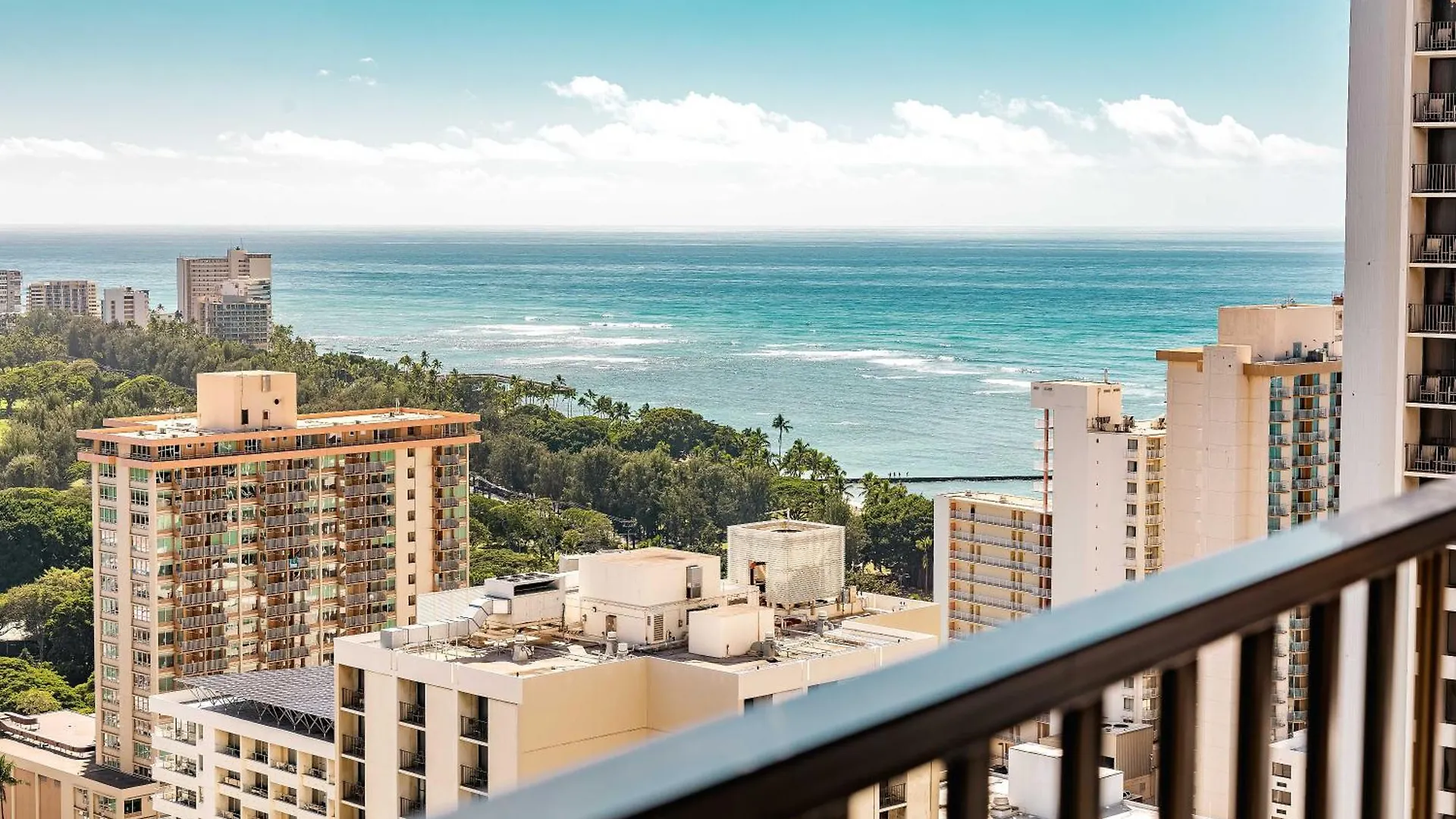 Waikiki Banyan: Diamond Head And Ocean View Condo! ホノルル アパート