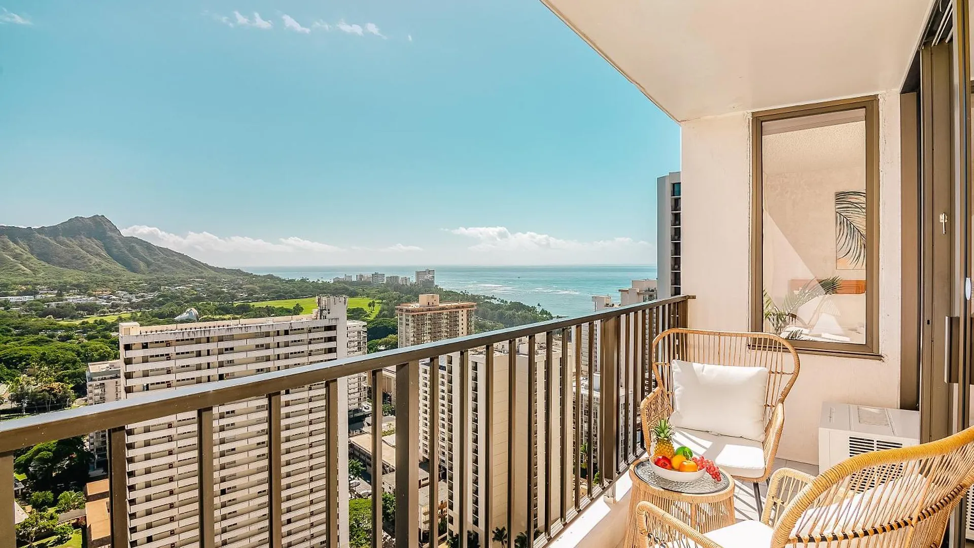 Waikiki Banyan: Diamond Head And Ocean View Condo! ホノルル アパート